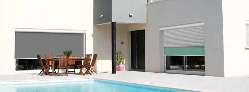 Maison avec piscine équipée de fenêtres et de volets roulants sur mesure