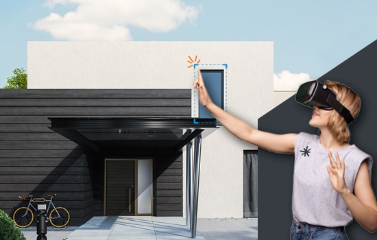 Une cliente découvre les menuiseries de sa future maison avec un casque de réalité virtuelle